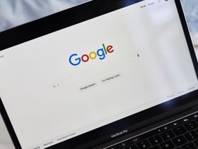 واجهة محرك البحث "غوغل" تظهر على شاشة جهاز لابتوب - المصدر: بلومبرغ