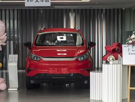 \"بي واي دي\" تتطلّع للسيطرة على السوق العالمية بكونها تمثّل كل ما هو عكس \"تسلا\"