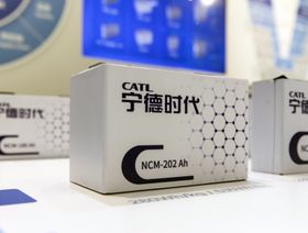 بطاريات المركبات معروضة في مركز الترحيب بمبنى المقر الرئيسي لشركة"أمبريكس تكنولوجي" في نينغده ، مقاطعة فوجيان، الصين. - المصدر: بلومبرغ