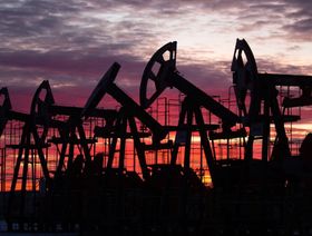 النفط يواصل الارتفاع مع اتجاه \"أوبك+\" لخفض الإنتاج مليوني برميل