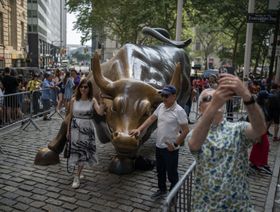 زوار حول تمثال "الثور الهائج" (Charging Bull) بالقرب من بورصة نيويورك (NYSE) في نيويورك، الولايات المتحدة، يوم الخميس 29 يونيو 2023. - المصدر: بلومبرغ