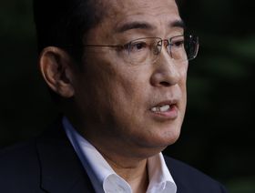 فوميو كيشيدا، رئيس الوزراء الياباني، في مؤتمر صحفي خلال قمة ثلاثية بين بلاده والولايات المتحدة وكوريا الجنوبية في كامب ديفيد بولاية ماريلاند الأميركية، يوم الجمعة، 18 أغسطس 2023 - المصدر: بلومبرغ