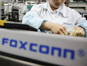 عامل في مجمع "فوكسكون" في منطقة قوانغدونغ، الصين - المصدر: بلومبرغ