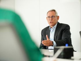 والتر شالكا، الرئيس التنفيذي لشركة "سوزانو" في أثناء مقابلة في نيويورك في الولايات المتحدة - المصدر: بلومبرغ