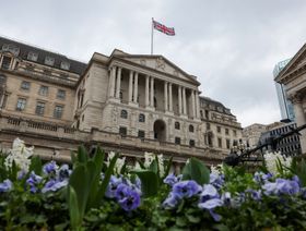 بنك إنجلترا والفيدرالي قد يندمان على عدم إيقاف رفع الفائدة