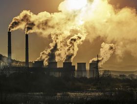 تضغط صناديق الاستثمار التي تركز على الحوكمة البيئية والاجتماعية لسحب استثماراتها من شركات الوقود الأحفوري، وهو ما يرى البعض أنه قد يحقق فرص ربحية للمستثمرين الأقل حماساً للبيئة - المصدر: بلومبرغ