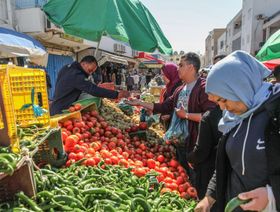 متسوقون أمام بسطات للخضار في أحد شوارع أريانة، مركز ولاية أريانة، تونس، يوم 8 أبريل 2022. ارتفاع الأسعار وزيادة البطالة يفاقمان الأعباء المعيشية التي يعاني منها التونسيون - المصدر: بلومبرغ