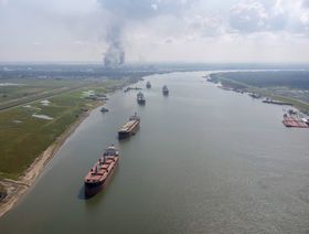 حركة شحن البضائع في نهر المسيسيبي بالقرب من لولينغ، لوس أنجلوس - المصدر: بلومبرغ