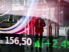 شاشة تعرض أسعار الأسهم في بهو بورصة يورونكست في باريس بفرنسا - المصدر: بلومبرغ