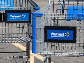 عربات تسوق تحمل علامة 'ولمارت' في متجر الشركة في سان لياندرو بولاية كاليفورنيا الأميركية في 19 أغسطس 2025 - بلومبرغ