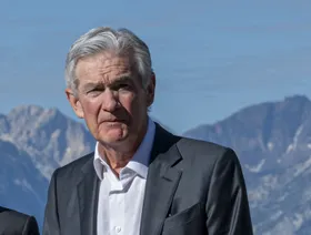 مؤشرات الأسهم الأميركية تتراجع ترقباً لنبرة جيروم باول في جاكسون هول