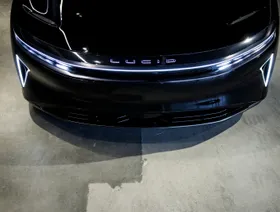 سيارة لوسيد الكهربائية في صالة للشركة في فرجينيا في الولايات المتحدة. - بلومبرغ