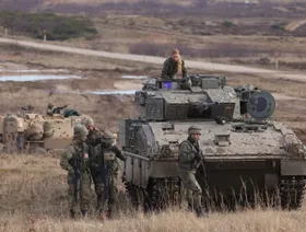 قوات مع آلية عسكرية تابعة للقوات الإسبانية خلال مناورات عسكرية لـ"ناتو" في بولندا عام 2024 - بلومبرغ