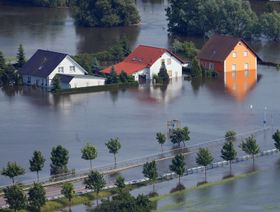 صورة جوية لمنازل تغمرها المياه جزئياً من فيضان نهر بمدينة فيشبيك بألمانيا - الشرق/بلومبرغ