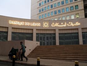 بنوك لبنان تبدأ إضراباً الإثنين بعد توقيف رئيس \"الاعتماد المصرفي\"