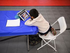 طلاب المدارس يلجأون للإنترنت المجاني في مطاعم الوجبات السريعة في المناطق المحرومة من إنترنت النطاق العريض - المصدر: بلومبرغ