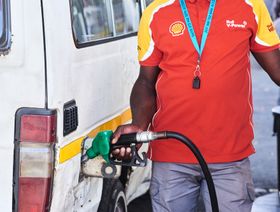عامل يمسك بمضخة الوقود في محطة تابعة لشركة "شل" في منطقة ألبيرتون في جوهانسبرغ، جنوب أفريقيا، يوم الخميس 9 مايو 2024. - المصدر: بلومبرغ