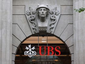 شعار "يو بي إس" عند مدخل مقر المصرف في زيوريخ، بسويسرا - المصدر: بلومبرغ