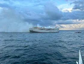 دخان يتصاعد من حريق على متن سفينة نقل السيارات "فيرمانتل هاو واي" (Fremantle Highway)، يوم26 يوليو. - المصدر: خفر السواحل الهولندي