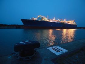 مصر تتفاوض لاستئجار \"سفينة تغويز\" لسد احتياج محطات الكهرباء
