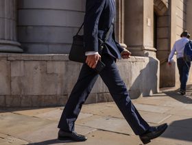رجل أعمال يمشي بالقرب من بنك انكلترا في لندن  - المصدر: بلومبرغ