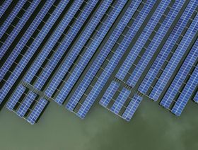 الألواح الكهروضوئية في مزرعة توليد طاقة شمسية عائمة على بحيرة، الصين - المصدر: بلومبرغ