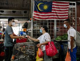 ماليزيا تراقب التضخم والمخاطر فيما يعاود اقتصادها الانتعاش