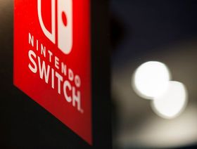 شعار وحدة تحكم ألعاب الفيديو Switch من شركة نينتيندو خلال معرض طوكيو للألعاب 2017 في تشيبا ، اليابان. - المصدر: غيتي إيمجز