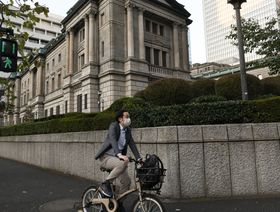 راكب دراجة هوائية يمر أمام مقر بنك اليابان في طوكيو، اليابان. - المصدر: بلومبرغ