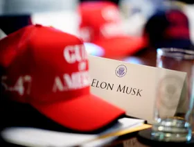 بطاقة تعريف باسم إيلون ماسك كبير مستشاري البيت الأبيض والرئيس التنفيذي لشركتي تسلا وسبيس إكس خلال اجتماع في البيت الأبيض في يوم 30 أبريل 2025 بواشنطن العاصمة - Getty Images