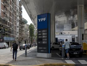 الأرجنتين تنال مهلة لسداد 16.1 مليار دولار في قضية تأميم YPF