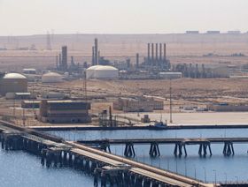 ميناء البريقة النفطي في مدينة البريقة، ليبيا. تمتلك البلاد أكبر احتياطيات نفطية مؤكدة في أفريقيا - المصدر: غيتي إيمجز