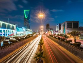 برج المملكة، الذي تديره شركة المملكة القابضة يسارًا بجانب طريق الملك فهد، الرياض، المملكة العربية السعودية - المصدر: بلومبرغ