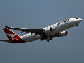 طائرة إيرباص (SE A330) التي تديرها شركة الخطوط الجوية "كوانتاس" تقلع من مطار سيدني، استراليا - المصدر: بلومبرغ