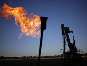 مستثمرو النفط يجنون 128 مليار دولار مع تزايد الشكوك حول الوقود الأحفوري