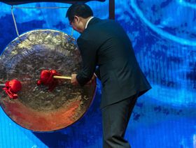 وو شيانغ دونغ، رئيس مجلس الإدارة ومؤسس شركة "زد جيه إل دي غروب"، يضرب جرس بورصة هونغ كونغ، الصين، يوم الخميس 27 أبريل 2023 - المصدر: بلومبرغ