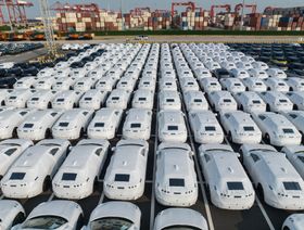 سيارات كهربائية صينية بصدد شحنها في ميناء تايتسانغ في الصين - المصدر: بلومبرغ