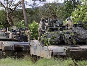 دبابة قتال تابعة للجيش الأمريكي من طراز "أبرامز" (M1A1 Abrams) خلال تدريب مشترك متعدد الجنسيات - المصدر: بلومبرغ