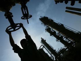 عراقي يعمل في مصفاة الدورة لتكرير النفط  - المصدر: غيتي إيمجز