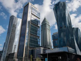 ناطحات سحاب في مركز التمويل الدولي بإسطنبول، ويتوسط المباني مبنى البنك المركزي التركي - بلومبرغ