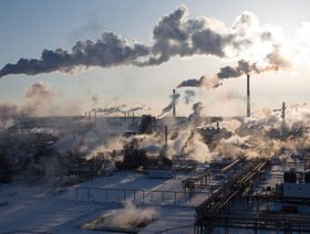 مداخن تخرج البخار بمنشأة "نوفوكويبيشيفسك" التي تشغلها شركة "روسنفت" - المصدر: بلومبرغ