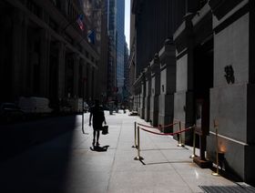 أحد المشاة يسير على طول شارع وول ستريت بالقرب من بورصة نيويورك، في نيويورك، الولايات المتحدة - المصدر: بلومبرغ