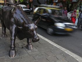 مجسم لثور من البرونز خارج بورصة الأوراق المالية في مومباي - المصدر: بلومبرغ