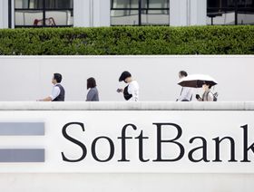 لافتة ضخمة تحمل العلامة التجاري لمجموعة سوفت بنك في العاصمة اليابانية طوكيو - المصدر: بلومبرغ