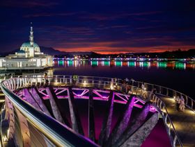 المسجد الهندي خلف جسر دار الهناء ،مضاء ليلاً ، في حي كوتشينغ بمنطقة ساراواك في ماليزيا - المصدر: بلومبرغ