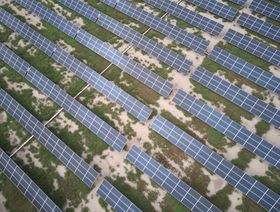 بايدن يمدد فرض رسوم جمركية على الألواح الشمسية لـ4 سنوات