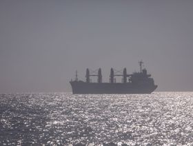 سفينة شحن عند المدخل الجنوبي لمضيق البوسفور المؤدي إلى البحر الأسود في إسطنبول، تركيا - المصدر: بلومبرغ