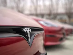 سيارة "تسلا" في أحد معارض البيع في بكين، الصين - بلومبرغ