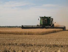 مزارع يحصد القمح في كلفر  بكانساس، الولايات المتحدة - المصدر: بلومبرغ