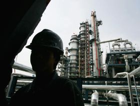 مصافي الصين الصغرى تخفض إنتاجها مع فتور الطلب على الوقود